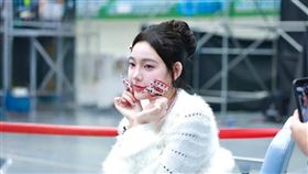 海莉雖然身體不適，仍堅持坐在觀眾席。（圖／翻攝自海莉IG）