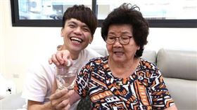 蔡阿嘎、嘎嬤。（圖／翻攝自蔡阿嘎臉書）