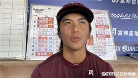 ▲樂天桃猿呂詠臻脖子出血，需要再休養2、3天。（圖／記者張沛嘉攝影）