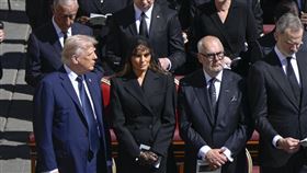 出席教宗方濟各葬禮，川普身著藍色西裝，格外顯顯，卻也遭到網友批評失禮。（圖／美聯社／達志影像）