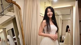 小嫻為了音樂會試穿禮服。（圖／翻攝自YouTube）