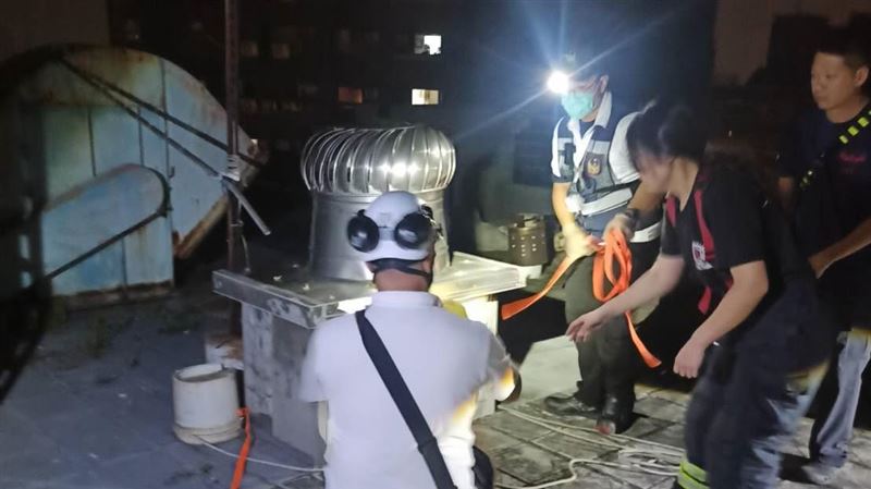 暗夜掛15樓外牆求救！高雄男驚險脫困