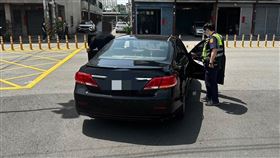 台中男糗「刁車」路口！2神力警推車解圍