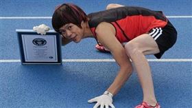 日本「猴男」伊藤健一是四肢賽跑紀錄保持人。（圖／翻攝Youtube）