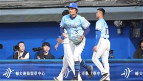 ▲富邦悍將王勝偉10局上關鍵守備失誤。（圖／富邦悍將提供）