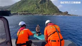 ▲蘭嶼2名民眾划SUP回不了岸邊，海巡署派遣巡防艇救人。（圖／翻攝畫面）