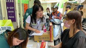 山田摩衣深入市場掃街設攤衝刺大罷免。（圖／翻攝畫面）