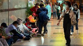 四叉貓PO出台大醫院被藍白支持者「佔領」的照片。（圖／翻攝自四叉貓。劉宇（滾動）臉書）