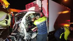 ▲新竹藍姓司機駕駛小貨車追撞前車命危送醫急救。（圖／翻攝畫面）