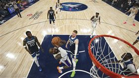 ▲40歲湖人一哥「詹皇」詹姆斯（LeBron James）出賽多達46分鐘，拿下27分12籃板8助攻，還有3抄截和3阻攻，卻還是難以改寫輸球命運。（圖／美聯社／達志影像）