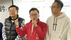 國民黨立委鄭正鈐成功連任第11屆立法委員選舉結果出爐，國民黨新竹市立委鄭正鈐（中）13日晚間自行宣布勝選、成功連任立委。中央社記者魯鋼駿攝  113年1月13日