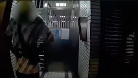 萬華員警盤查許男身上是否有違禁品。（圖／翻攝畫面）