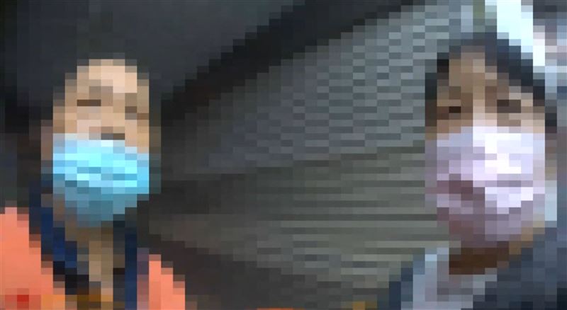 中壢罷團志工遭黑衣人嗆聲。(圖/翻攝畫面)