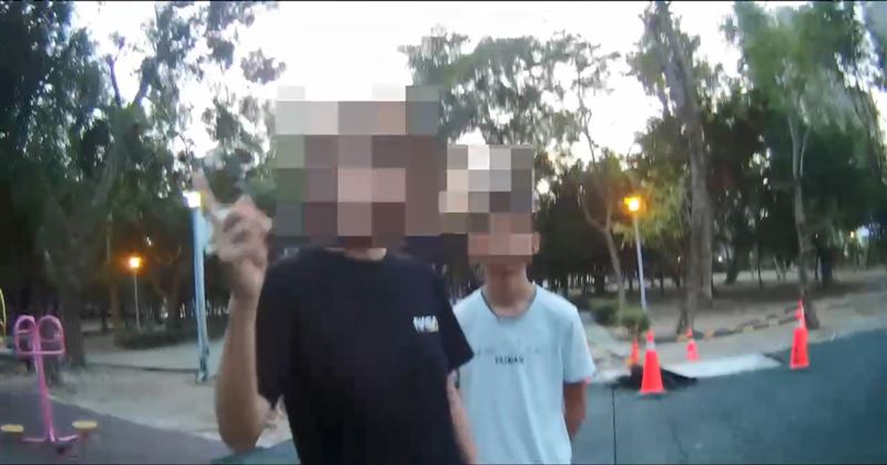 劉姓女飼主控訴當時已經阻止李男不要餵食巧克力。(圖/翻攝畫面)