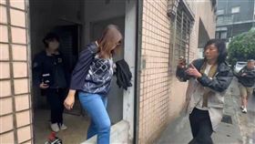 國民黨新北市黨部遭搜索，並帶回黨部書記長陳貞容。（圖／翻攝畫面）