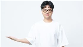 網紅丁特發文稱「民進黨當年也是整天上街頭抗議國民黨的威權體制，那既然你能上街是不是也代表威權不存在？那你們當年在抗議什麼？」（圖／翻攝自丁特臉書）