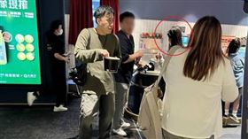 余祥銓與老婆柔柔（圈頭者）被捕捉到一起去看電影《器子》。（圖／讀者提供）