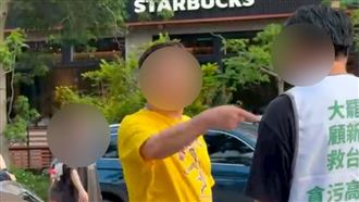 罷團「最富里」連署　父子檔比中指嗆志工