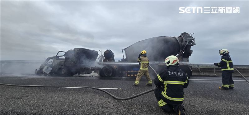 攪拌車起火燃燒,消防人員緊急滅火。(圖/翻攝畫面)