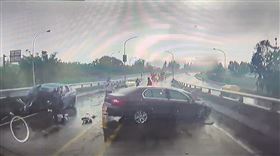 安坑交流道匝道今發生2車車禍事故。（圖／翻攝畫面）
