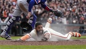 ▲拉莫斯（Heliot Ramos）的內野安打，因為遊騎兵連續2次暴傳，一口氣跑回本壘。（圖／美聯社／達志影像）