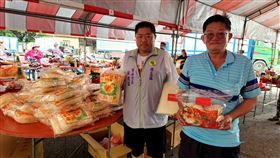 麻豆東嶽殿主委陳先進(右)遵循仁聖大帝「慈悲濟世」旨意，募集米、米粉、罐頭、關廟麵等物資，悉數由寮廍里里長黃煌証代為捐贈20位低收入戶，盼把一年來的庇佑轉化為即時溫飽。