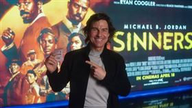 ▲「阿湯哥」曬電影票根，提醒影迷片尾彩蛋。（圖／華納兄弟提供） 