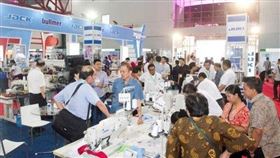 中國紡織業湧向印尼等國家，尋找取代美國的新市場。圖為雅加達紡織展。（圖／取自官網）