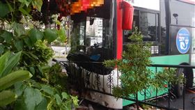 煞不住？台中電動公車「失控打滑」撞倒牆