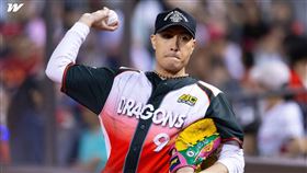 ▲歌手YELLOW黃宣替味全龍開球。（圖／翻攝自味全龍臉書）