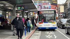 基隆公車汰換為電動巴士 議員憂成更大錢坑基隆市政府預計2年內將164輛公車（圖）汰換為電動巴士，民進黨基隆市議員張顥瀚說，光是換電池費用就占車價一半，建議市府購入前，先與業者談妥保固或更換電池優惠價，避免成為更大的「錢坑」。中央社記者王朝鈺攝 114年3月11日