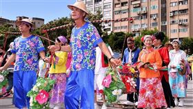 ▲新瓦屋花鼓隊浮誇的打扮極具特色。（圖／翻攝自新瓦屋花鼓隊）