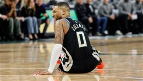 ▲公鹿球星里拉德（Damian Lillard）首節在無碰撞情況下倒地，恐遭遇左腳跟腱斷裂重傷。（圖／美聯社／達志影像）
