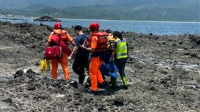 台東縣三仙台風景區今天（28日）發生一起意外，2名女子（約60歲）在跨海拱橋下方水域捕魚時，不明原因落水，警消人員獲報到場救援，其中1女子被救起時已無呼吸心跳，另1人意識不清，經送醫急救後1人不治，詳細事發原因仍待釐清。