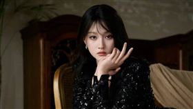 關曉彤出席頒獎典禮造型被批評「媽感十足」。（圖／翻攝自微博）