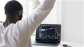 ▲台股今天靠著外資買超助攻５８億，重新站回２萬點關卡。（示意圖／PEXELS ）