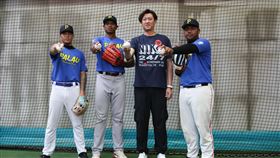 帛琉棒球國家隊球員與王建民合影中信兄弟投手教練王建民（右2）28日前往國立體育大學指導帛琉棒球國家隊，並於結束後與球員合影留念。中央社記者趙世勳攝  114年4月28日