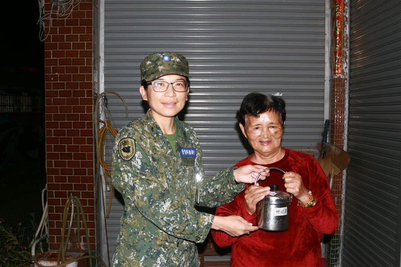 國防部通資次長室綜合處處長雷詠淇(左)將調任通次室資電處長,並晉任為陸軍少將,成為陸軍官校女性正期畢業生晉任將官的第一人。(圖/翻攝自中華民國陸軍臉書)