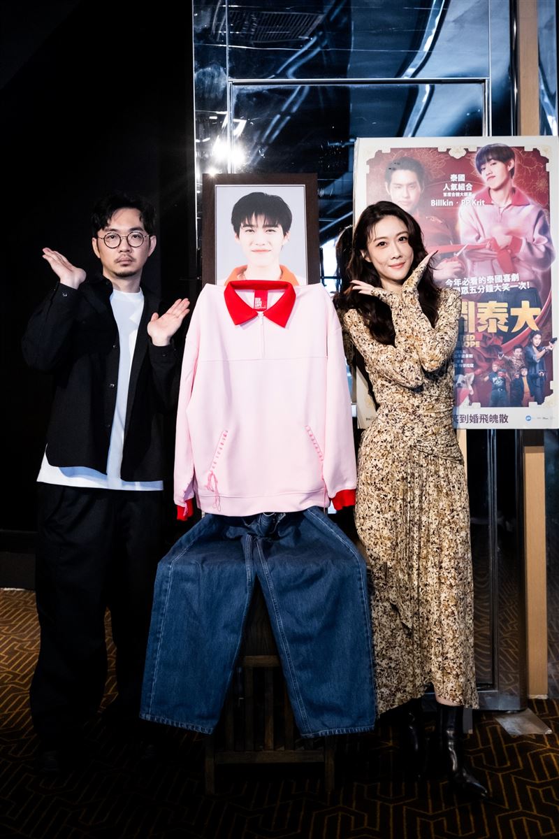 程偉豪和金百倫和《冥婚鬧泰大》宣傳擺設合影。(圖/金盞花大影業提供)