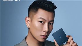 遠傳獨賣潮色「直布羅陀海藍」，月付999元手機0元起，再抽RIMOWA行李箱。（圖／遠傳提供） 