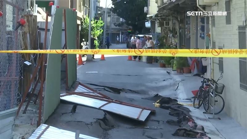高雄自強一路83巷7戶透天傾斜被判定危樓,目前已拆除。(資料照)