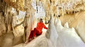 赤腳踏入4.8億年晶花池拍照挨批 貴州當局：招商考察獲准入內（圖／翻攝自微博）