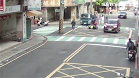 ▲新北吳男不滿被盤查，竟對警員揮拳攻擊。（圖／翻攝畫面）