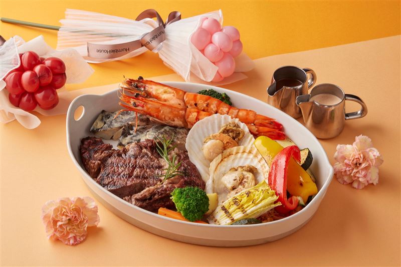 LA FARFALLA餐廳推出「艾馨花語」母親節海陸雙人套餐,每套5,980元+10%。(圖/飯店旅宿業者提供)