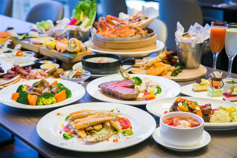 凱撒聯合自助餐券可於指定飯店台北凱撒Checkers自助餐廳、台北凱達百宴自助餐廳與台北新板希爾頓悅市集自助餐廳擇一使用。(圖/飯店旅宿業者提供)