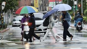 華南雲雨區東移　各地降雨機率高（1）中央氣象署表示，30日華南雲雨區東移，各地降雨機率提高，北部及東北部降雨最明顯，下雨時間長且易有局部大雨。圖為台北市萬華區民眾外出撐傘遮雨。中央社記者張皓安攝  114年3月30日