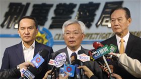 警政署推百斬計畫獎5萬  張榮興說明警政署長張榮興（中）1日表示，警政署即日起實施「百斬計畫獎5萬」專案，鼓勵民眾從「被動防衛」轉為「主動出擊」，透過165打詐儀錶板「百斬行動檢舉車手專區」填報檢舉車手線索情資，經警方成功拘提或逮捕車手到案，即可獲頒新台幣5萬元檢舉獎金。中央社記者吳家昇攝  114年4月1日