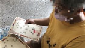 ▲台中失智嬤拿著獎狀到校園找孫子，校方一查發現金孫早已畢業。（圖／翻攝畫面）