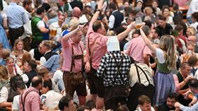 ▲德國男子去年5月涉嫌在一段影片中行希特勒禮並以手勢模仿希特勒的鬍子。（示意圖／翻攝自X平台 @disclosetv）