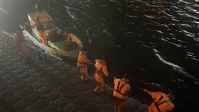 罷免提議涉偽造  蔡甘子移送新北檢複訊新北地方檢察署偵辦多名民進黨立委罷免提議涉偽造案，28日發動第2波搜索，帶回4人。國民黨板橋區黨部書記蔡甘子（圖）晚間移送新北檢複訊。中央社記者趙敏雅攝  114年4月28日